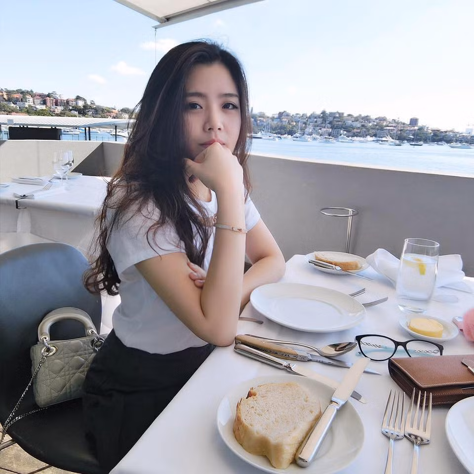 Xinh đẹp, kín tiếng và sở hữu cuộc sống “sang chảnh” là những điều mọi người nói về Ông Thoại Liên - em gái của nam ca sĩ Ông Cao Thắng. Thoại Liên có tên tiếng Anh Jolino, sinh ra ở Sài Gòn, hiện định cư tại Sydney, Australia. Gia đình giàu có giúp Ông Thoại Liên từng được đầu tư du học tại môi trường giáo dục hàng đầu ở xứ sở chuột túi. Facebook cá nhân của cô thu hút gần 70.000 fan.