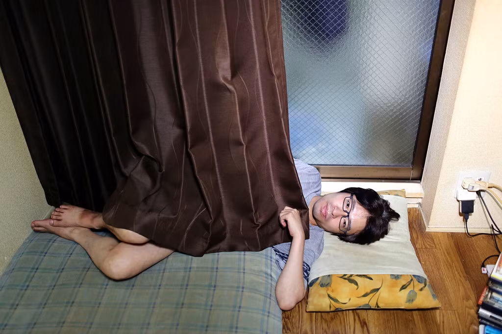 Sumito Yokoyama nằm trong phòng riêng của mình ở Chiba, Nhật Bản, năm 2016. Nữ nhiếp ảnh gia tiết lộ khi cô chụp những bức ảnh này, người đàn ông nói sức khỏe của anh không tốt. Anh ta không có bệnh nghiêm trọng, nhưng luôn cảm thấy mệt mỏi và chỉ muốn ở nhà. Sumito Yokoyama qua đời vào tháng 9/2017 trong căn hộ của mình.