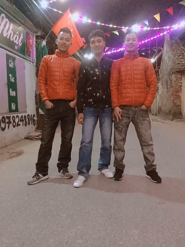 Bạn thân là phải giống nhau từ quần tới áo. 'Ba đứa tụi mình đã mặc như thế này được 10 năm và bây giờ vẫn theo đuổi guu thẩm mỹ này' - thành viên mạng tên Chivat Stitch chia sẻ.