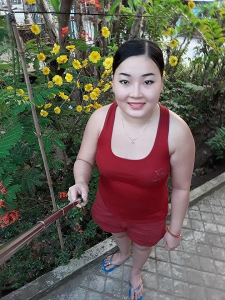 'Chắc là chị ấy mới phun xong nên hơi đậm thôi, đợi vài ngày lớp phun bong bớt ra, mờ đi là đẹp ngay' - một cư dân mạng bình luận. 'Quá chất luôn. Mình đoán chị này vào nhầm tiệm spa người yêu cũ của chồng rồi. Chỉ những bọn người yêu cũ của chồng mới đủ độ tâm huyết để xăm cho chị bạn mốt mới này!'.