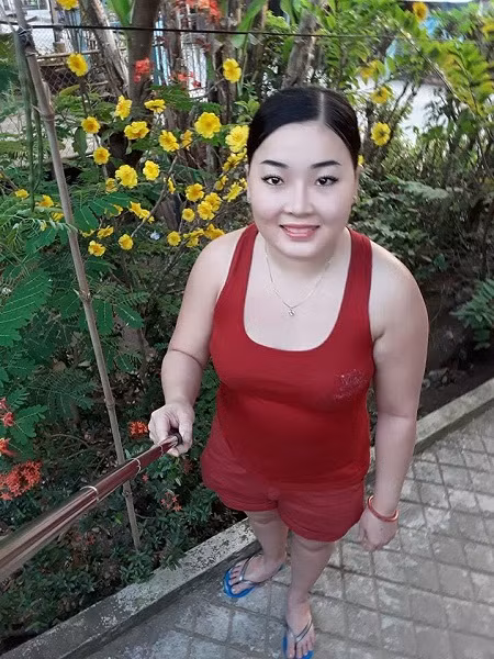 'Chắc là chị ấy mới phun xong nên hơi đậm thôi, đợi vài ngày lớp phun bong bớt ra, mờ đi là đẹp ngay' - một cư dân mạng bình luận. 'Quá chất luôn. Mình đoán chị này vào nhầm tiệm spa người yêu cũ của chồng rồi. Chỉ những bọn người yêu cũ của chồng mới đủ độ tâm huyết để xăm cho chị bạn mốt mới này!'.