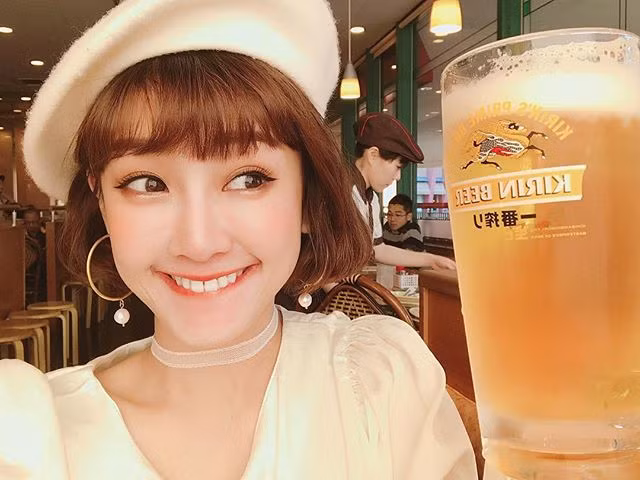  4. Wusami: Cô nàng được đông đảo cư dân mạng Việt Nam biết đến nhờ nhan sắc giống Chi Pu qua điệu cười và cách tạo dáng. Wusami là hot girl sống tại Đài Loan, Trung Quốc và là fashionista có tiếng với phong cách thời trang trẻ trung, dễ thương. Trang Instagram của 9X hiện có 50.900 người theo dõi.