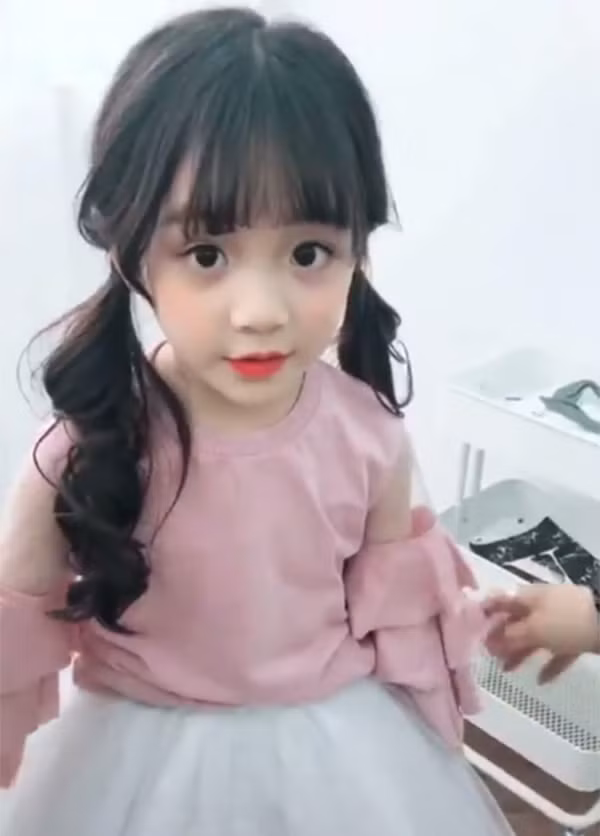 Cô bé trong đoạn clip 15s được mệnh danh là 'tiểu thần tiên'.