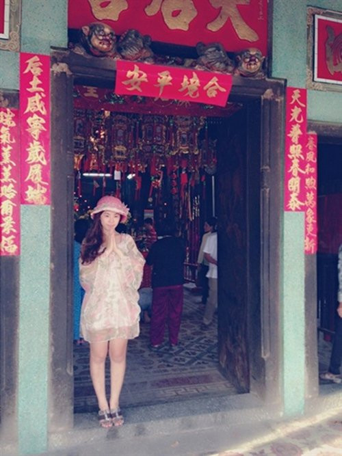 Khó có thể thông cảm được cho Lương Bích Hữu khi chọn váy mong manh đi lễ chùa.