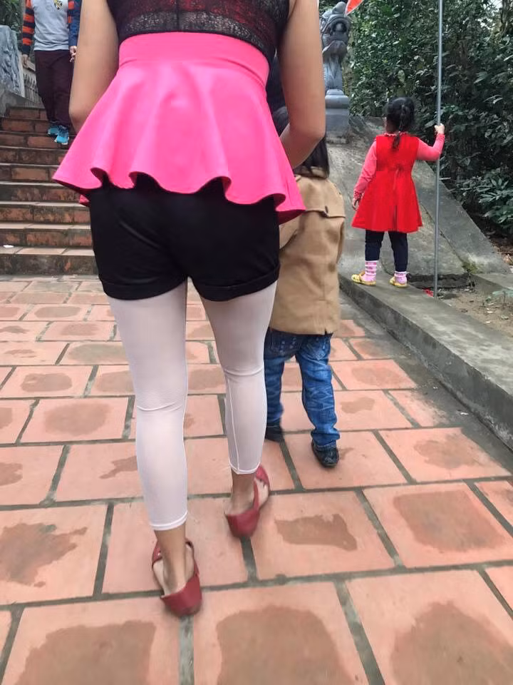 Đi kèm với loạt hình ảnh về người phụ nữ mặc đồ "lạ" mắt khi đi lễ là những dòng bình luận, đánh giá thẳng thắn về kiểu trang phục thiếu trau chuốt này. "Thảm họa thời trang đây rồi"; "Bình thường mặc ra đường đã thấy sai sai rồi, nói chi là đi lễ chùa"; "Sao không mặc quần áo cho gọn lại mặc như kiến lửa thế này"...