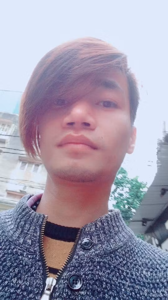 Đã vậy, Lệ Rơi để mái tóc dài che gần kín gương mặt thay vì để kiểu tóc "nam thần" sau khi đụng "dao kéo".