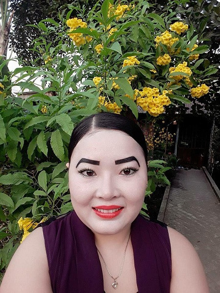 Bộ lông mày rậm trên khuôn mặt trắng toát khiến nhiều người 'giật mình'.