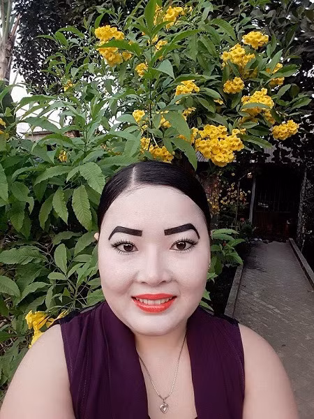 Bộ lông mày rậm trên khuôn mặt trắng toát khiến nhiều người 'giật mình'.