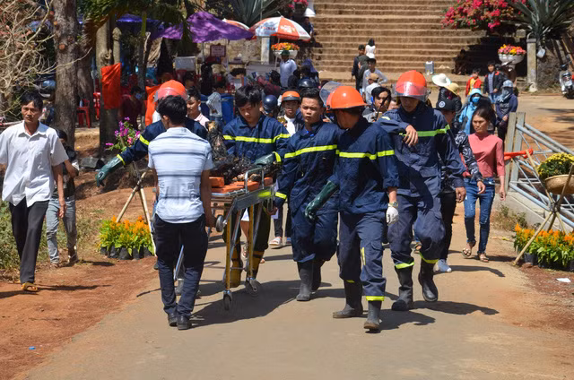 Nạn nhân được lực lượng PCCC công an tỉnh Gia Lai đưa ra khỏi hiện trường - Ảnh: HUỲNH CÔNG ĐÔNG