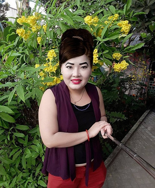 Chả là, nhiều trang mạng xã hội đang đua nhau chia sẻ những bức ảnh chụp của một cô gái có thân hình mũm mĩm, khuôn mặt tròn 'vành vạnh', tóc buộc gọn gàng càng làm 'phô' thêm cái đẫy đà của chị. Tuy nhiên, 'điểm nhấn' đặc biệt trên khuôn mặt người phụ nữ này chính là cặp chân mày vừa đen vừa đậm. Nhiều dân mạng còn đùa vui và ví von rằng: 'Cặp chân mày này giống hệt đại bàng tung cánh'.