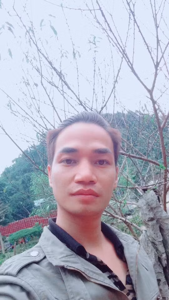 Lệ Rơi cũng thừa nhận việc đã tháo sụn nâng mũi. Bởi, chiếc mũi cao gọn gàng sau phẫu thuật thẩm mỹ khiến cho gương mặt anh có phần gượng gạo.