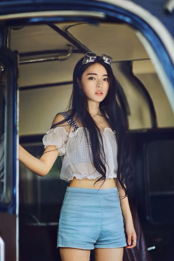  5. Trương Hạc Di: Từng học khoa Thiết kế Đồ họa Truyền thông của Học viện Mỹ thuật Trung Quốc, Hạc Di bén duyên với công việc người mẫu ảnh nhờ nhan sắc ngọt ngào. Gương mặt khả ái cùng làn da trắng hồng của cô nàng từng được cộng đồng mạng so sánh với nữ diễn viên, người mẫu Quách Bích Đình. Tuy luôn bận rộn với công việc người mẫu, cô gái đến từ Bắc Kinh duy trì thành tích học tập tốt với nhiều lần giành học bổng của trường. Nữ sinh sở hữu trang Weibo hút hơn 50.000 người theo dõi.