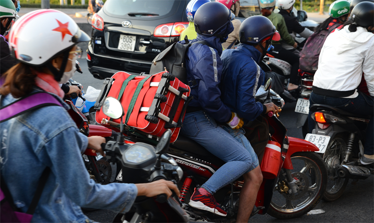 Hành lý lỉnh kỉnh trên chuyến trở lại Sài Gòn.