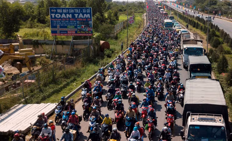 Tình trạng ùn tắc kéo dài hàng chục tiếng đồng hồ suốt từ các tỉnh miền Tây về tận TP HCM.