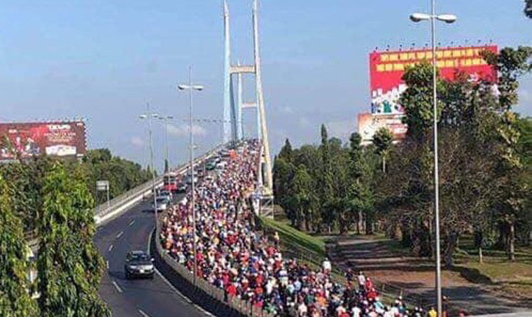 Trước đó từ giữa trưa cùng ngày, hàng trăm nghìn người dân ở các tỉnh Đồng bằng sông Cửu Long như Đồng Tháp, Cần Thơ, Hậu Giang, Vĩnh Long, Sóc Trăng, Bạc Liêu, Cà Mau... ùn ùn đi xe máy trở lại Sài Gòn sau kỳ nghỉ Tết khiến giao thông trên QL1 và cầu Mỹ Thuận ùn tắc nghiêm trọng.