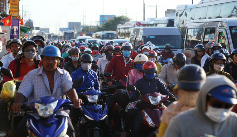 Sự mệt mỏi của người dân trên hành trình trở lại TP HCM sau kỳ nghỉ Tết.