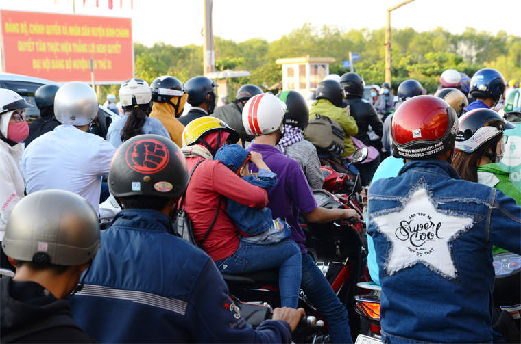 Cửa ngõ TP HCM (địa bàn quận Bình Tân) trong chiều mùng 6 Tết.