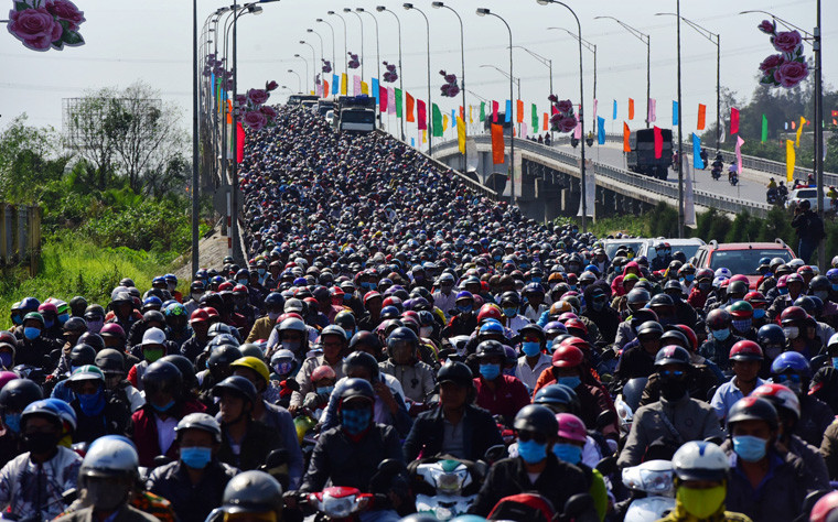Giao thông trên cầu Bến Lức (địa phận tỉnh Long An) vào chiều mùng 6 Tết.