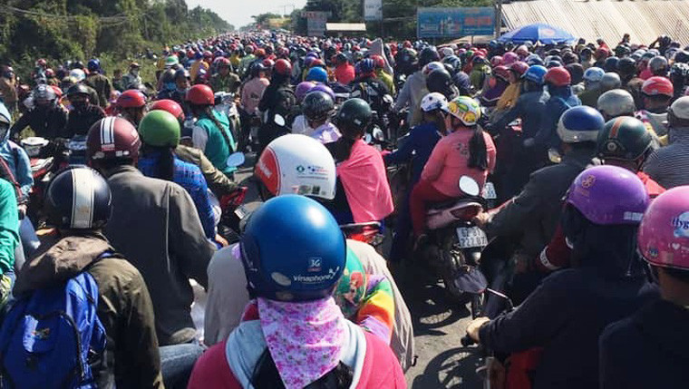 Nhiều người phải mất nhiều tiếng đồng hồ cũng chỉ đi được vài km...