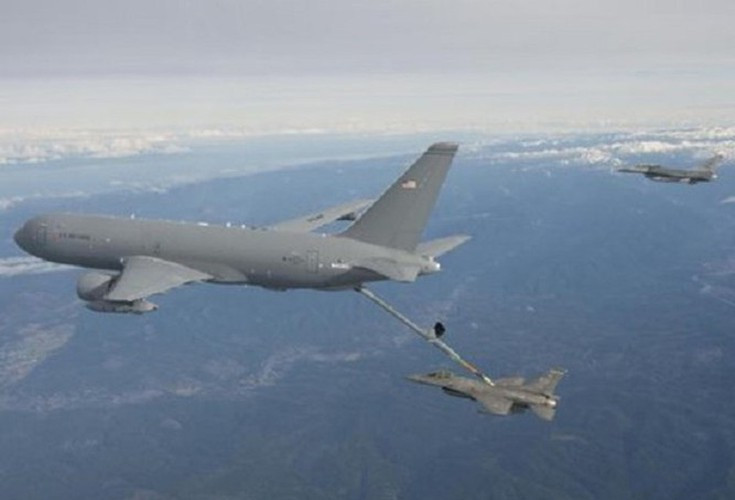 Theo điều khoản ký kết trong hợp đồng với Không quân Mỹ, nhà sản xuất phải hoàn toàn thành giao máy bay KC-46A muộn nhất vào năm 2027.