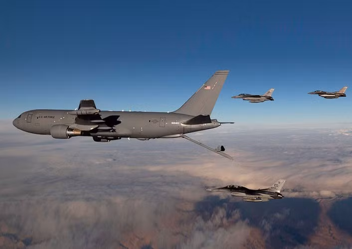 Ngoài ra khi cần thiết, KC-46A còn có khả năng tháo khoang chứa nhiên liệu để chuyển thành máy bay vận tải quân sự thông thường.