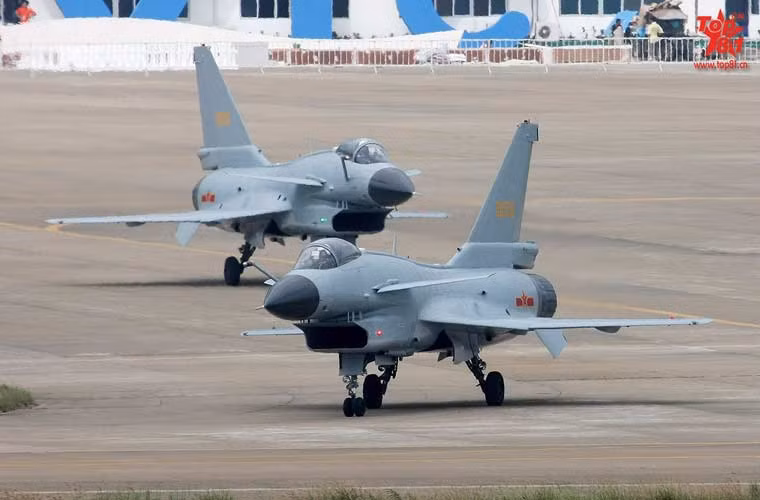 Các loại vũ khí Trung Quốc được trưng bày ở cảng Xiuying (Haikou) bao gồm tiêm kích J-10, trực thăng tấn công WZ-10, xe tăng lội nước Type 63A, tổ hợp tên lửa chống tăng tự hành và xe bọc thép chỉ huy. Các loại vũ khí này đều có khả năng tấn công trên biển, tham gia chiến dịch đánh chiếm đảo.