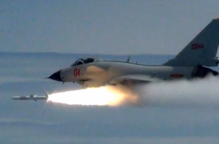 Tiêm kích J-10 được trang bị động cơ phản lực AL-31FN của Nga cho tốc độ tối đa Mach 2,2, bán kính chiến đấu 550km. Nó có thể mang tới 7 tấn vũ khí trên 11 giá treo gồm các kiểu tên lửa không đối không, không đối đất, không đối hải, bom dẫn đường... Ảnh: tiêm kích J-10 phóng tên lửa đối không trong cuộc tập trận trên biển.