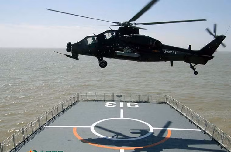 Trực thăng tấn công WZ-10 được biết đến là mẫu vũ khí chống tăng đường không dành cho Lục quân Trung Quốc. Nhưng từ năm 2014, đã xuất hiện thông tin hình ảnh cho thấy, Trung Quốc thử nghiệm khả năng hoạt động của WZ-10 trên biển. Ảnh: trực thăng WZ-10 huấn luyện hạ cánh trên tàu đổ bộ kiểu 072.