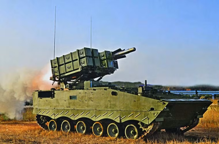 Về tên lửa chống tăng tự hành, hiện chưa rõ Quân đội Trung Quốc đã đưa loại nào tới triển lãm phô trương sức mạnh tại đảo Hải Nam. Kho vũ khí Trung Quốc hiện có khả năng tổ hợp chống tăng tự hành, nhưng tiêu biểu nhất trong số đó có lẽ là các tổ hợp HJ-10 và HJ-9. Trong ảnh, tổ hợp tên lửa chống tăng tự hành HJ-10 mới được giới thiệu vào năm 2014, đạt tầm bắn khoảng 10km với công nghệ dẫn đường thế hệ mới (TV, tự dẫn laser bán chủ động, đầu dò sóng mm).