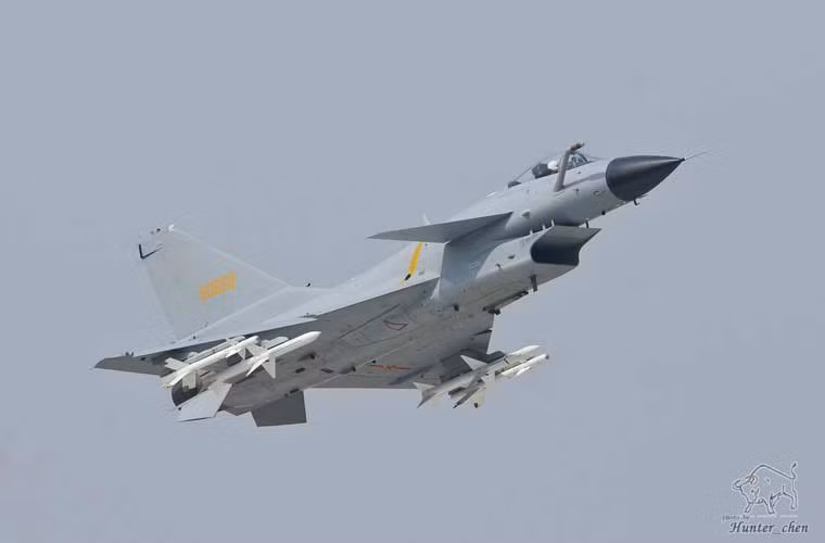 Trong đó, tiêm kích J-10 là một trong những vũ khí hiện đại nhất của Trung Quốc hiện nay. J-10 được thiết kế dựa trên mẫu F-16 của Mỹ và Lavi Israel, có khả năng tác chiến đối không, đối đất, đối hải với tính cơ động cao.