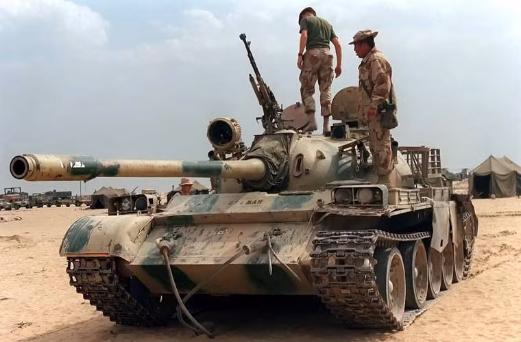 Từ những năm 1980, Quân đội Iraq dưới thời Tổng thống Saddam Hussein đã nhập khẩu khoảng vài trăm chiếc xe tăng Type 69 từ Trung Quốc. Cụ thể lô hàng này thuộc biến thể Type 69-II trang bị pháo rãnh xoắn 100mm kết hợp hệ thống điều khiển hỏa lực (gồm lade đo xa, máy tính đạn đạo, hệ thống ổn định pháo) cùng một vài sửa đổi khác. Ảnh: lính Mỹ đang khám xét chiếc Type 69-II bị Quân đội Iraq bỏ lại trong chiến tranh vùng Vịnh 1991.