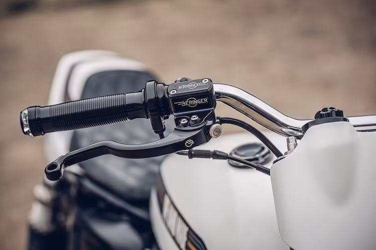 Nhằm tạo sự đồng bộ, Chun đã đồng thời lựa chọn tổng phanh trước của Beringer. Tay lái của chiếc xe được đặt cao, nằm trước là đồng hồ điện tử siêu nhỏ của Motogadget.