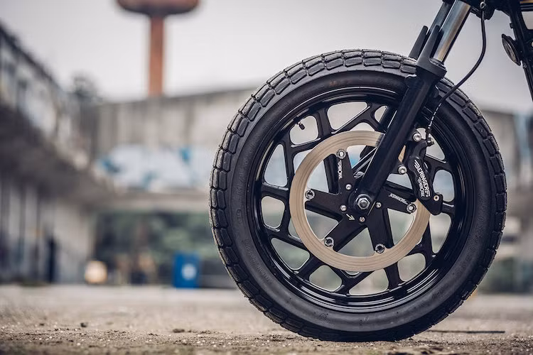 Một trong những chi tiết rất độc đáo của chiếc xe là bộ mâm nhôm CNC Flurry của Arlen Ness, với thiết kế hình hoa tuyết phức tạp, đi kèm lốp flat-track Maxxis DTR1. Để lắp được cặp bánh vào phuộc nguyên bản của xe, Chun đã phải chế lại moay-ơ. Hệ thống phanh trước cũng được nâng cấp với heo Beringer.