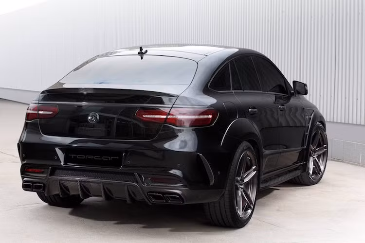 Cản sau của GLE 63 AMG được lắp thêm cánh khuếch tán không khí, đi kèm với cánh đuôi dạng nẹp trên cửa sau. Toàn bộ các chi tiết nâng cấp ngoại thất thân xe đã được TopCar làm từ sợi carbon thật, sau đó sơn phủ bóng lên.