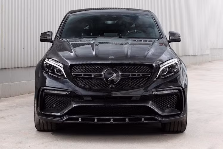 Vốn đã có ngoại hình dữ dằn, tuy nhiên khi lắp gói độ Inferno, sự "nguy hiểm" của GLE 63 AMG còn tăng lên gấp bội với cản trước mới cùng nắp ca-pô có các gân nổi.