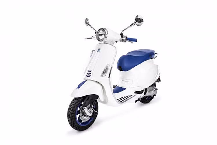 Tay nắm trên ghi-đông cùng với yên của chiếc xe cũng được bọc trong da màu xanh dương đầy chất "nghệ", và đồng đều với các chi tiết khác trên phiên bản Colette đặc biệt này.