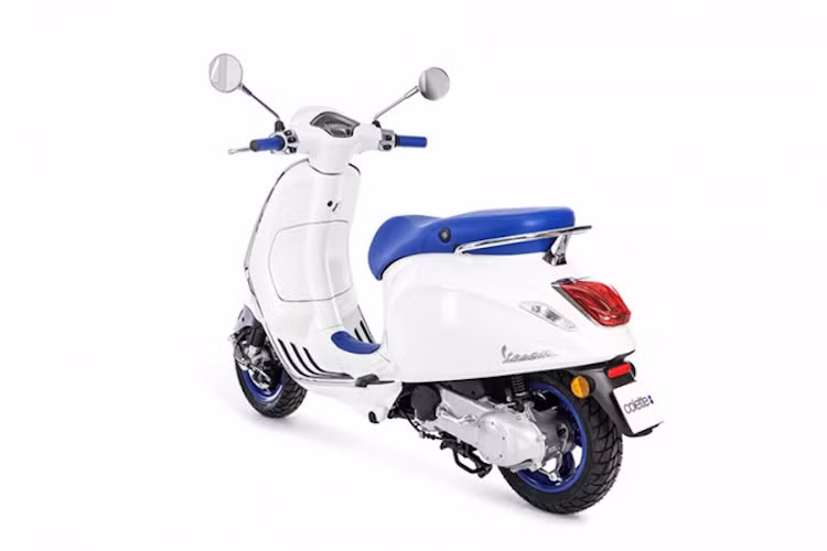 Không chỉ khác biệt ở màu sơn, Vespa Primavera Colette còn khác biệt với các phiên bản Primavera do sử dụng động cơ 2 kỳ thay vì 4 kỳ. Động cơ này có tên gọi Hi-PER2, có 1 xi-lanh, khởi động bằng điện hoặc cần đạp và dung tích chỉ 50 cc.