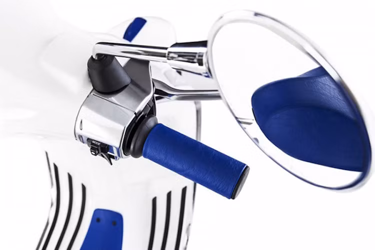 Tuy nhiên, điểm đặc biệt của phiên bản này đó là màu sơn trắng tinh khôi, đi kèm với một số điểm nhấn màu xanh dương nổi bật ở các chi tiết như bộ vành đúc hay thanh ốp trang trí trên cản trước.