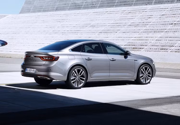 Tại Cannes, vẻ đẹp sang trọng, quý phái nhưng đồng thời hiện đại và độc đáo của Talisman lại một lần nữa được đánh giá cao. Các chi tiết như đèn hậu cùng đèn pha LED và vòm bánh lớn khiến chiếc xe trở nên nổi bật hơn.