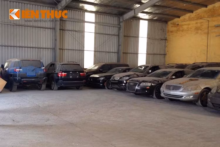 Nhiều chiếc xe đã bị hư hỏng nặng ở lốp, hệ thống treo cùng nhiều chi tiết khác. Do loạt xe này đều là những mẫu xe sang nên chi phí phục hồi chúng sẽ rất đắt.