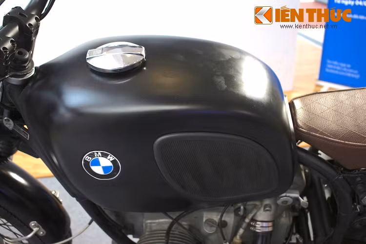 Bình xăng của chiếc xe vẫn được giữ nguyên bản, với 2 má cao su là "đặc trưng" của những chiếc R90/6 "đời cuối" 1975-1976.