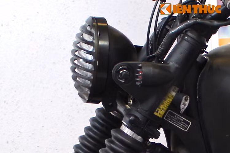 Cụm đèn pha to của chiếc R90/6 nguyên bản đã được thay bằng đèn nhỏ hơn, với phần lưới chắn cực "ngầu" theo phong cách nhà binh.