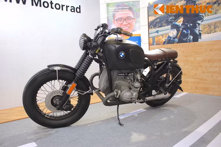 Trong 40 năm qua, bằng cách nào đó một chiếc BMW R90/6 đã "lưu lạc" sang tới Việt Nam, được một người chơi môtô phân khối lớn độ lại theo phong cách tối giản và ngày nay tự hào "so dáng" cùng những "đàn em" môtô BMW Thế kỷ 21 ở triển lãm BMW World Vietnam 2016.
