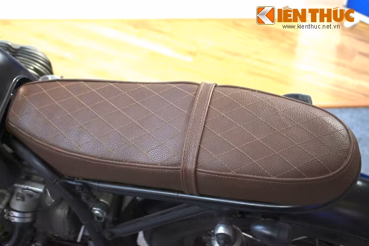 Tuy nhiên, bộ yên dày nguyên bản của chiếc xe gốc đã được thay bằng yên gọn hơn, phẳng hơn, đúng chất Brat, được bọc da nâu và chần chỉ con thoi theo phong cách cổ điển.