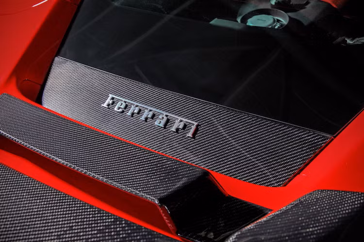 Tuy nhiên, những thay đổi đáng giá nhất của gói độ VOS tập trung hoàn toàn ở khối động cơ 3.9l V8 tăng áp kép. Với gói nâng cấp stage 3, động cơ này có thể đạt công suất cực mạnh là 888 mã lực cùng mô-men xoắn lên tới 1233 Nm.