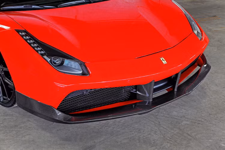 Đúng theo tôn chỉ hoạt động, kiểu dáng của chiếc 488 GTB đã được VOS gần như giữ nguyên lại, chỉ trang trí thêm cho chiếc xe bằng một vài chi tiết từ sợi carbon như trên cản trước, cánh khuếch tán phía sau, những khe hút gió...