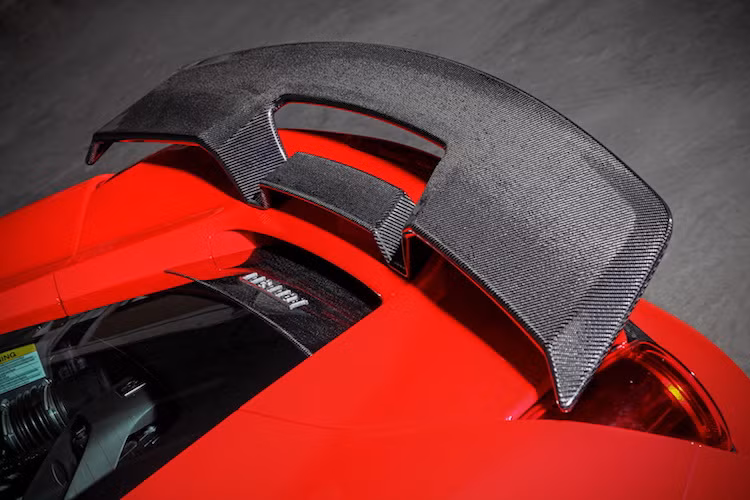 Ở phía sau, để tăng độ ổn định cho 488 GTB ở tốc độ cao, VOS cũng đã trang bị cho chiếc xe một cánh đuôi bằng sợi carbon với thiết kế độc đáo chia làm 3 phần.