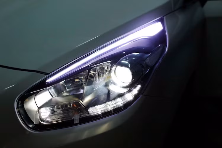 Trước đây, việc độ đèn LED mới chỉ dừng lại ở những hạng mục như trang bị dải LED nhiều bóng, đèn xenon, đèn pha dạng thấu kính projector hay có vòng sáng bên ngoài dạng Angel Eyes như trên xe BMW.