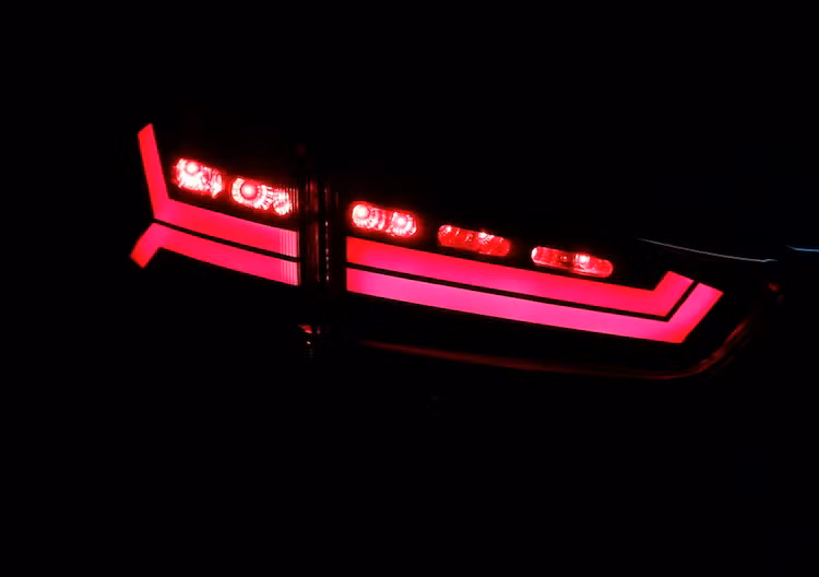 Hiện nay, dân chơi đang ưa chuộng các loại đèn sử dụng LED dạ quang, cho ánh sáng hiện đại như Ford Mustang thế hệ mới hay các dòng xe Audi cao cấp nhất. Tuy nhiên, loại đèn này rất mất thời gian độ, khi gara phải mất tới khoảng 1-2 ngày mới có thể hoàn thành xong một bộ.