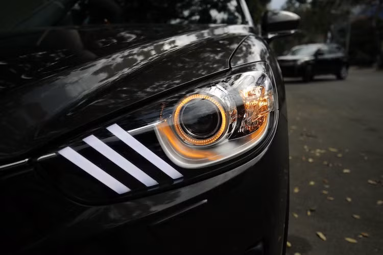 Các gói độ cao cấp hơn sẽ có chóa pha độ được được thợ làm thủ công tỉ mỉ theo khuôn của chóa đèn "zin" theo xe, với điểm khác biệt là chất lượng bóng xenon "loại 2" hay là hàng Philips cao cấp.